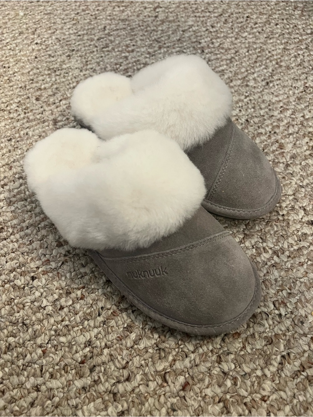 NWOT Nuknuuk Genuine Suede Sheepskin Slippers Women’s Size 7 Grey